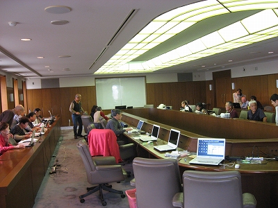 広い会議室一杯使って学習する 広い会議室一杯使って学習する